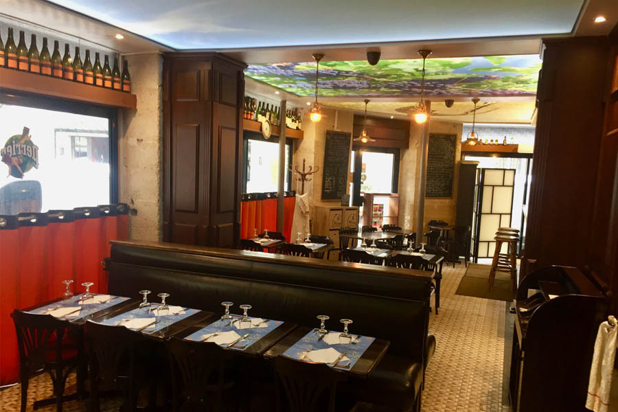 La salle et la banquette du restaurant Le Coin du Rocher