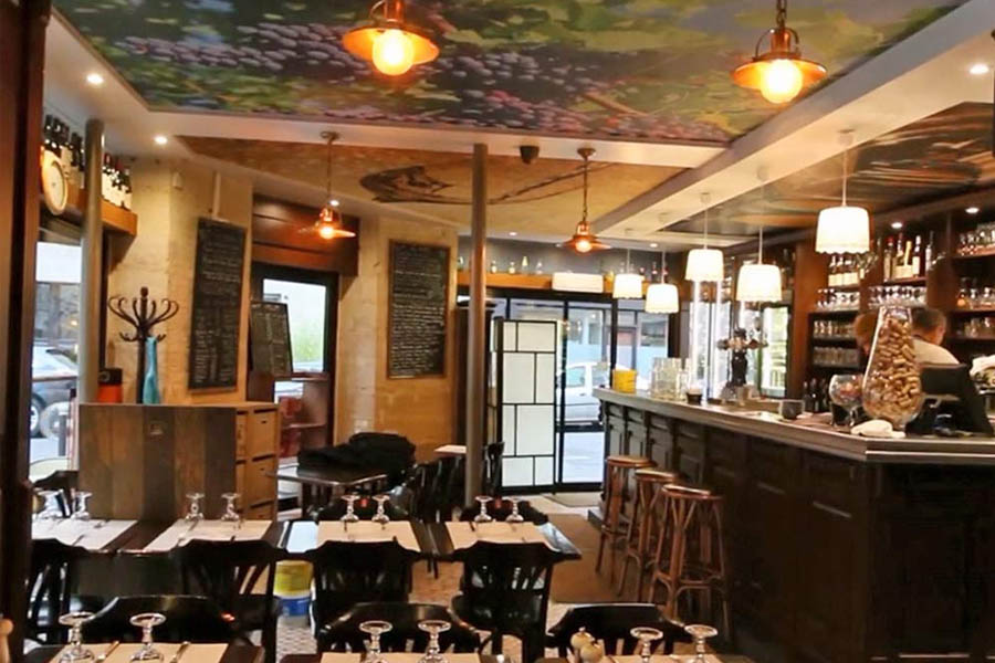 La salle et le comptoir du bar à vin