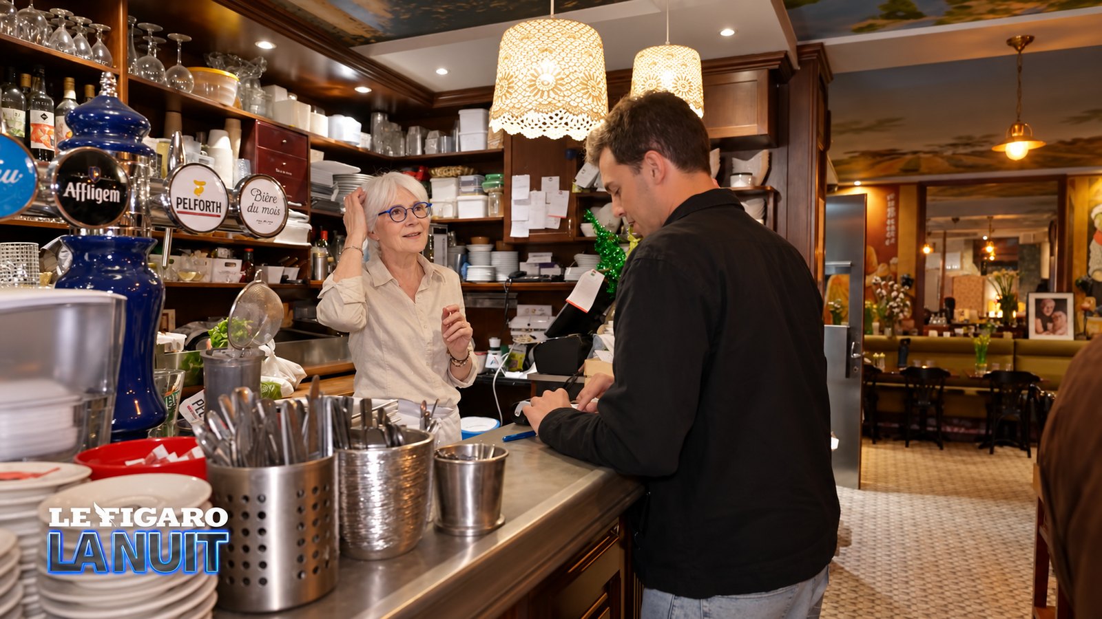 Edith au comptoir du restaurant avec un membre de l’équipe du Figaro La Nuit